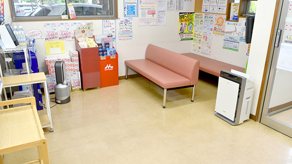 あいケア薬局本郷駅前店の待合スペース