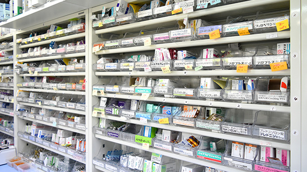 南山堂　さつき薬局の薬棚