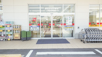 スギ薬局　四日市泊小柳店の入口