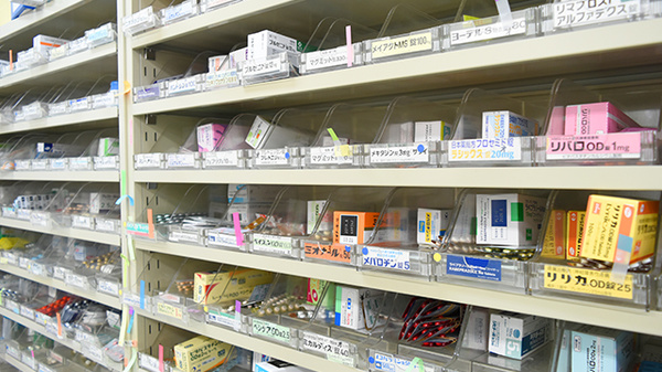 仙境堂薬局の薬棚