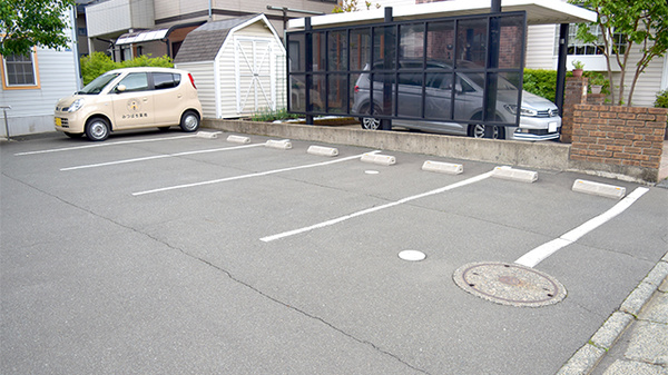 みつばち薬局の駐車場