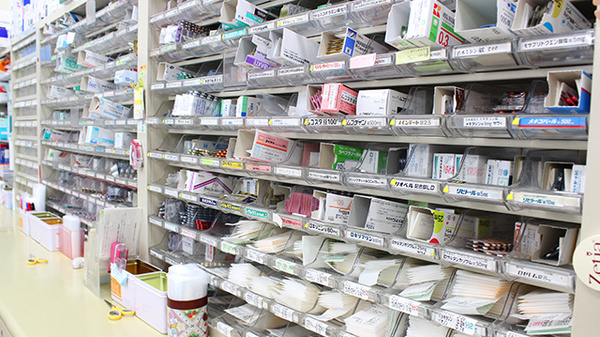 佐谷田薬局の薬棚