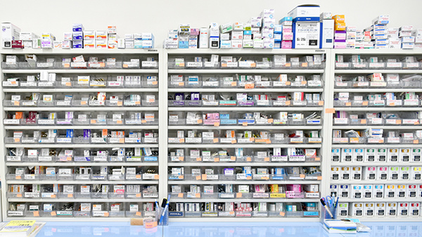 あたご調剤薬局　ほしみが丘店の薬棚
