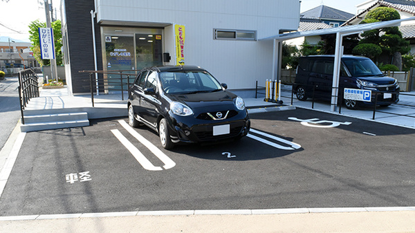 ひがしの薬局の駐車場