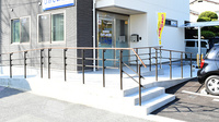 ひがしの薬局の入口