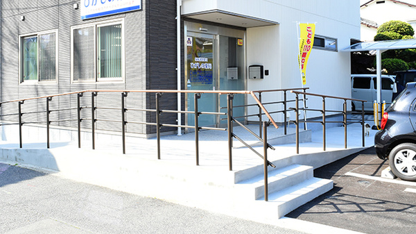ひがしの薬局の入口