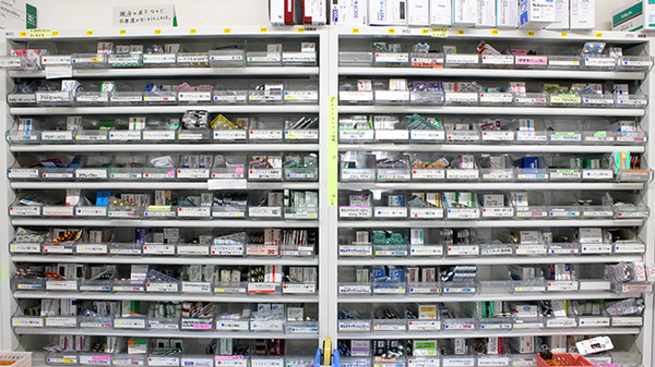 キョーワ薬局金山店の薬棚