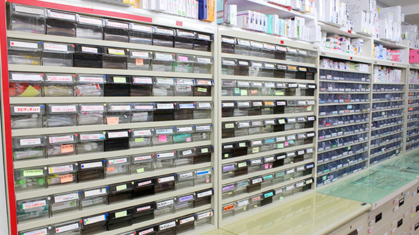 キョーワ薬局原店の薬棚