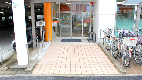 キョーワ薬局　栄生店の入口