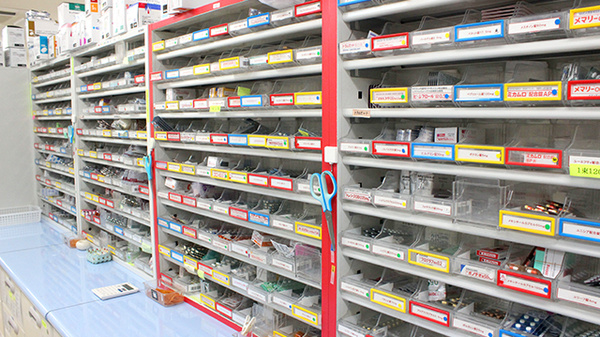キョーワ薬局　栄生店の薬棚