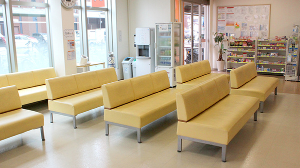 キョーワ薬局　栄生店の待合スペース