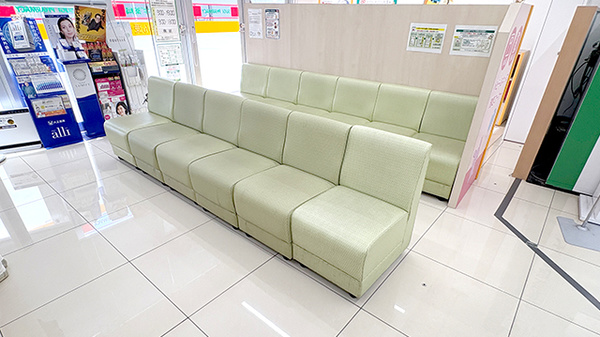 スギ薬局　東大阪楠根店の待合スペース