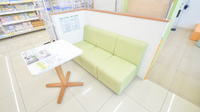 スギ薬局　牛久保店の待合スペース