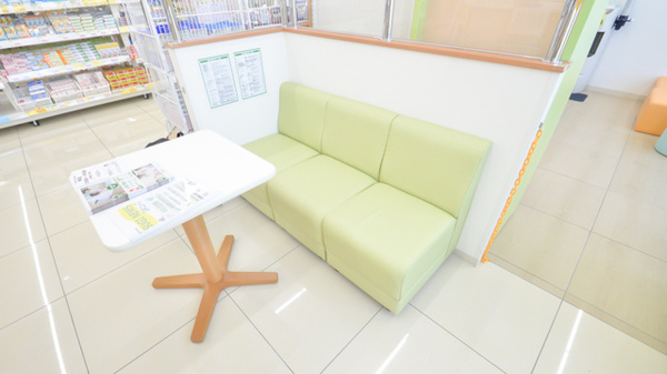 スギ薬局　牛久保店の待合スペース