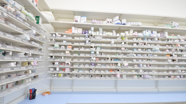 スギ薬局　牛久保店の薬棚