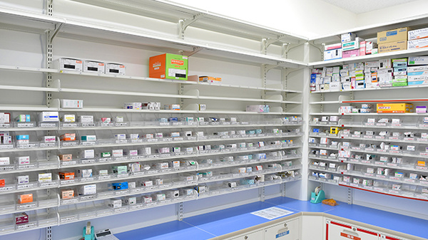 スギ薬局　さつき橋店の薬棚