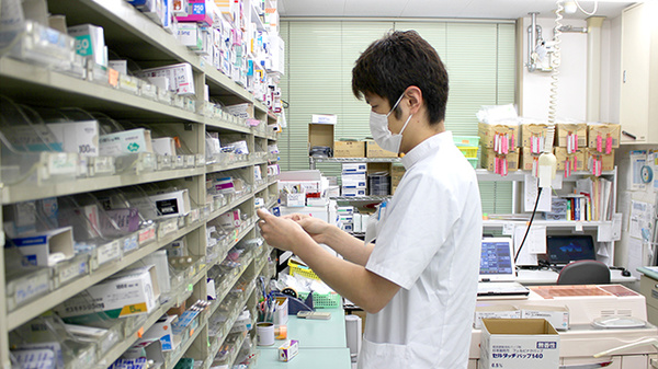 みらくる薬局　中の島店の作業風景