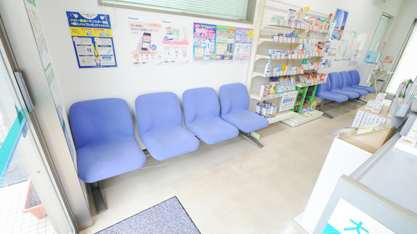 ハロー薬局　豊田店の待合スペース