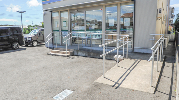 ハロー薬局　岡崎店の入口