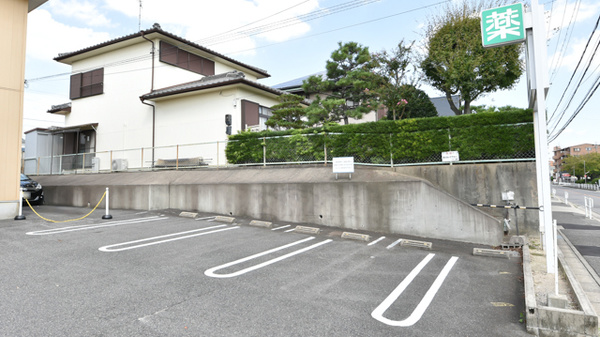 ハロー薬局　うえだ店の駐車場