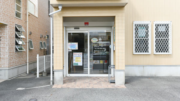 ハロー薬局　うえだ店の入口