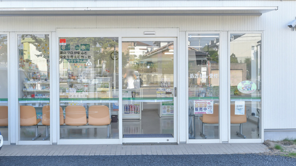ハロー薬局　元植田店の入口
