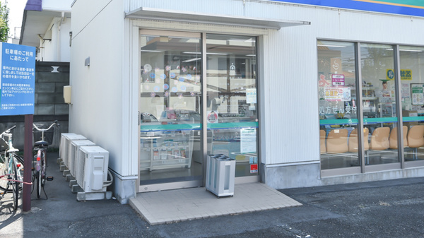 ハロー薬局　原店の入口