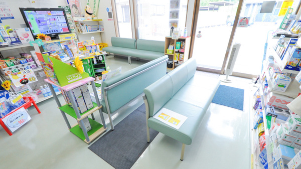 ハロー薬局　加子母店の待合スペース