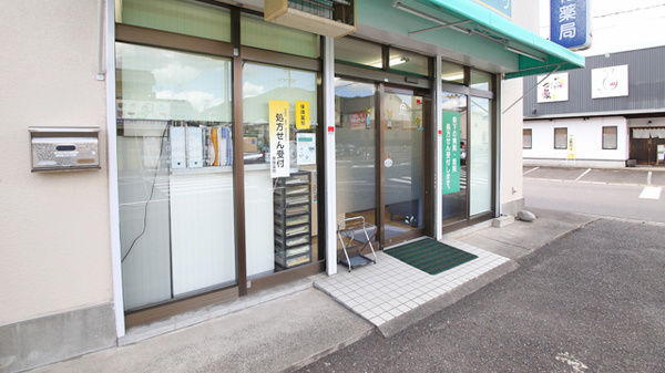 ハロー薬局　福光店の入口