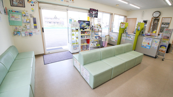 ハロー薬局　さぎ山店の待合スペース