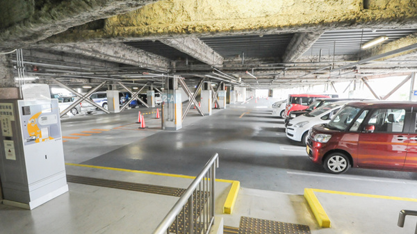 ハロー薬局　久居駅メディカルフロア店の駐車場