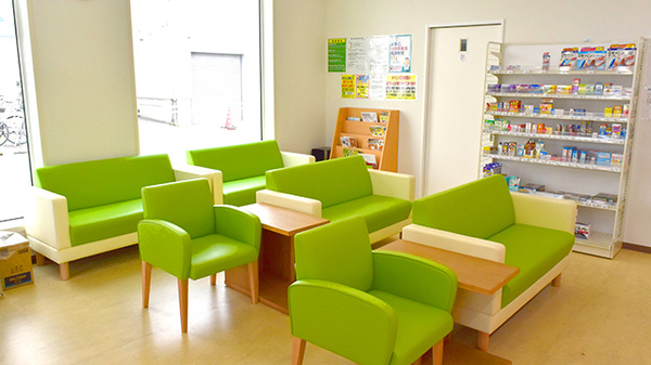 セイムスさいたま上大久保薬局の待合スペース