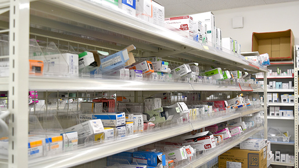 セイムスさいたま上大久保薬局の薬棚