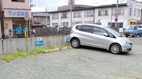 下小路薬局の駐車場