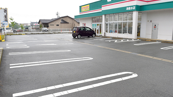 セイムス津垂水薬局の駐車場