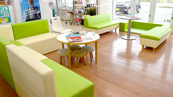 セイムス津垂水薬局の待合スペース