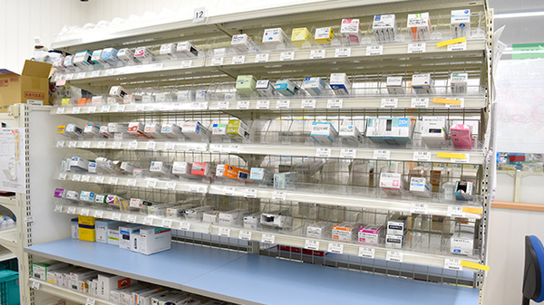 セイムス津垂水薬局の薬棚