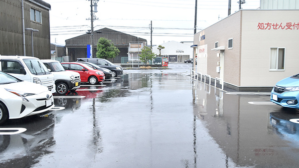 ひび薬局の駐車場
