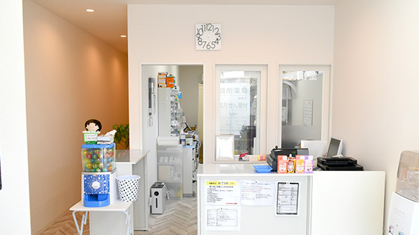 えくぼ調剤薬局勧修店の受付/カウンター