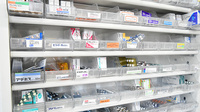 えくぼ調剤薬局勧修店の薬棚