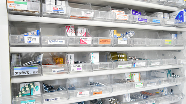えくぼ調剤薬局勧修店の薬棚