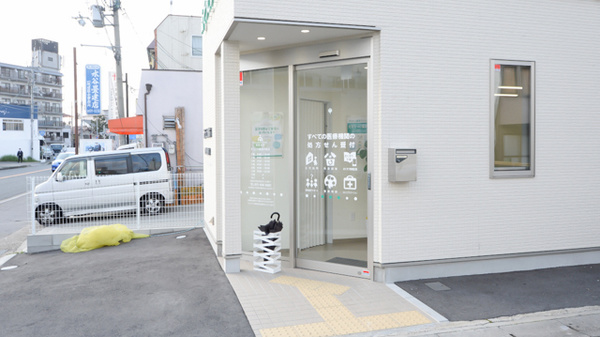 そうごう薬局　向島店の入口