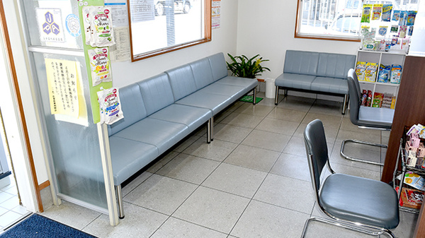 有限会社　まつばら薬局西唐津店の待合スペース