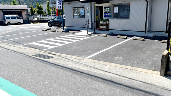 有限会社　まつばら薬局西唐津店の駐車場