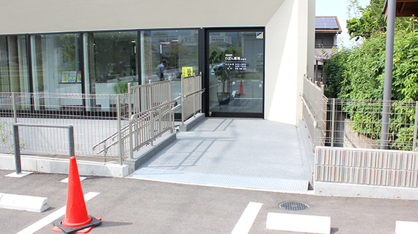 りぼん薬局新屋店の入口
