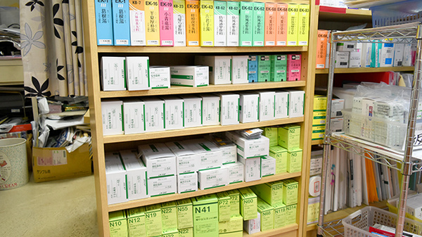 有限会社白数薬局京都店の薬棚