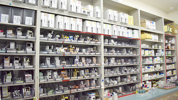 聖和堂薬局の薬棚