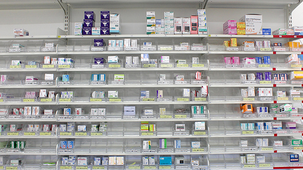 スギ薬局　大宮本郷町店の薬棚