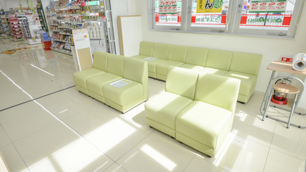 スギ薬局　ひょうたん山店の待合スペース