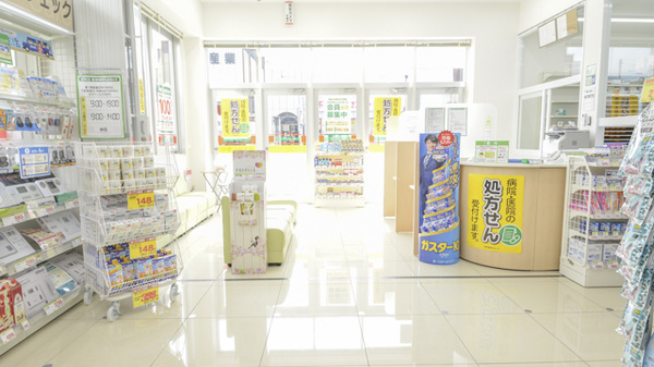 スギ薬局　ひょうたん山店の入口